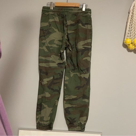Aritzia TNA Alix pants in camoflage - Picture 3 of 3